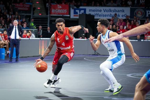 Xavier Rathan-Mayes 4 (FC Bayern Muenchen Basketball) in Aktion gegen Garai Zeeb 3 (Skyliners Frankfurt), FC Bayern Muenchen Basketball vs. Skyliners Frankfurt, easycredit-BBL, BBL, Basketball, Maenner, Saison 2025 2025, Regulaere Saison, 21. Spieltag, 17.02.2026 Muenchen Bayern Deutschland
