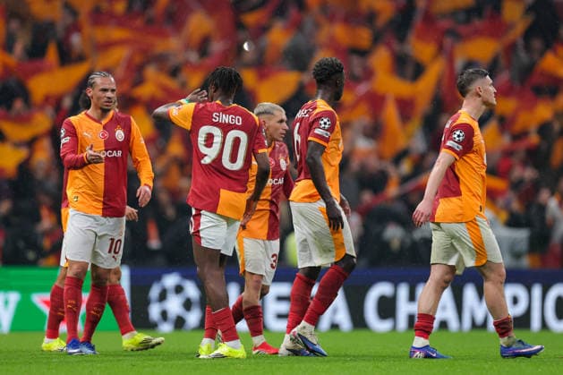 2026-02-17 Galatasaray SK v Juventus FC - UEFA Champions League 2025 26 League Knockout Play-off First Leg ISTANBUL, TURKEY - FEBRUARY 17: Leroy Sane of Galatasaray SK, Wilfried Singo of Galatasaray SK, Davinson Sanchez of Galatasaray SK during the UEFA Champions League 2025 26 League Knockout Play-off First Leg match between Galatasaray SK and Juventus FC at Rams Park Stadium on February 17, 2026 in Istanbul, Turkey. (Photo by BSR Agency) Istanbul Turkey Content not available for redistribution in The Netherlands directly or indirectly through any third parties. Copyright: xBSRxAgencyx
