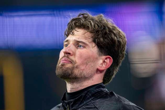 17.02.2026, Borussia Dortmund vs. Atalanta Bergamo, UEFA Champions League, Playoffs: Torwart Gregor Kobel (Borussia Dortmund) wärmt sich auf. Regulations prohibit any use of photographs as image sequences and or quasi video Copyright: xDavidxInderliedx