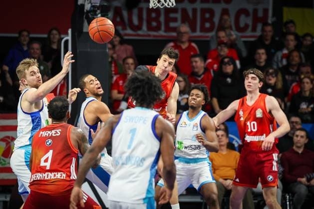 Vladimir Lucic 11 (FC Bayern Muenchen Basketball) unterbindet einen Angriff der Frankfurter, FC Bayern Muenchen Basketball vs. Skyliners Frankfurt, easycredit-BBL, BBL, Basketball, Maenner, Saison 2025 2025, Regulaere Saison, 21. Spieltag, 17.02.2026 Muenchen Bayern Deutschland