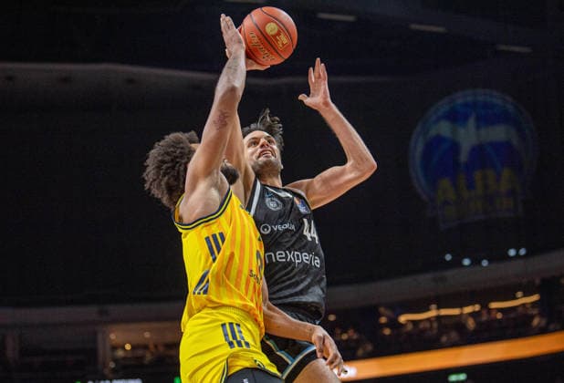 Basketball, Herren, Saison 2025 2026, easyCredit BBL (21. Spieltag), Alba Berlin - Hamburg Towers, v.l. Norris Agbakoko (Alba), Benedikt Turudic (Hamburg), 17.02.2026, Copyright: xSebastianxRäppold MatthiasxKochx