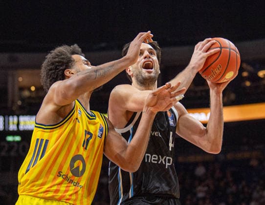 Basketball, Herren, Saison 2025 2026, easyCredit BBL (21. Spieltag), Alba Berlin - Hamburg Towers, v.l. Norris Agbakoko (Alba), Benedikt Turudic (Hamburg), 17.02.2026, Copyright: xSebastianxRäppold MatthiasxKochx