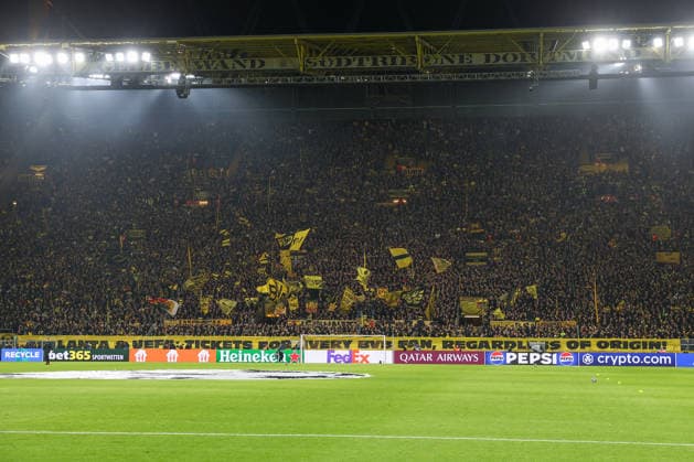 UEFA Champions League - Borussia Dortmund - Atalanta Bergamo am 17.02.2026 im Signal Iduna Park in Dortmund Die Borussia Dortmund Fans auf der Südtribüne Suedtribuene mit einem Protest Spruchband Banner Transparent - Atalanta and UEFA - Tickets for every BVB Fan, regrdless of origin