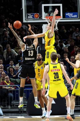 DEU, easyCredit BBL, ALBA vs. Hamburg, 17.02.2026, Uber-Arena, Berlin, DEU, easyCredit BBL, ALBA vs. Hamburg, im Bild Moses Wood (ALBA Berlin 11), Arton Nufer (ALBA Berlin 20), J Wan Roberts (ALBA Berlin 13), Martin Breunig (Hamburg Towers 13)