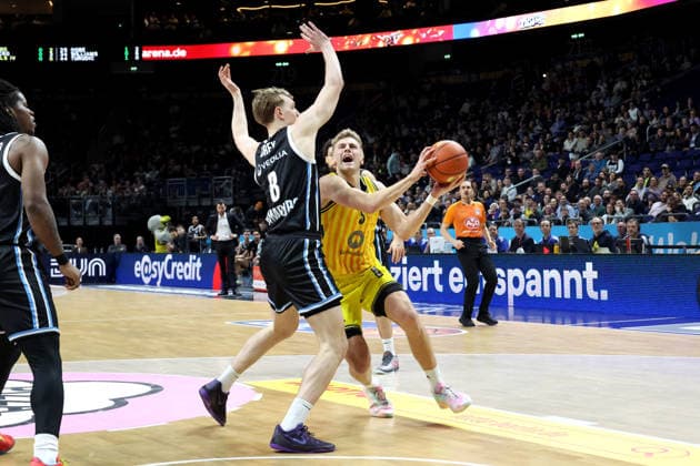 DEU, easyCredit BBL, ALBA vs. Hamburg, 17.02.2026, Uber-Arena, Berlin, DEU, easyCredit BBL, ALBA vs. Hamburg, im Bild Sam Griesel (ALBA Berlin 5), Jared Grey (Hamburg Towers 8)