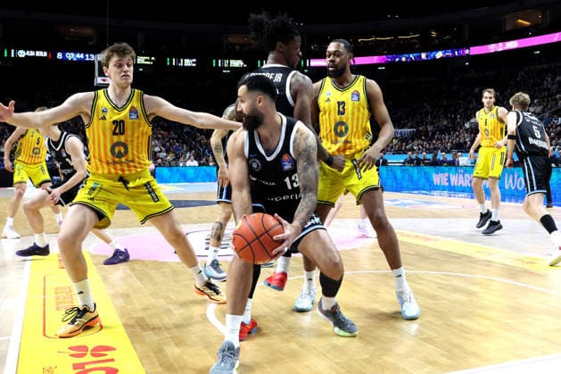 DEU, easyCredit BBL, ALBA vs. Hamburg, 17.02.2026, Uber-Arena, Berlin, DEU, easyCredit BBL, ALBA vs. Hamburg, im Bild Arton Nufer (ALBA Berlin 20), J Wan Roberts (ALBA Berlin 13), Martin Breunig (Hamburg Towers 13)