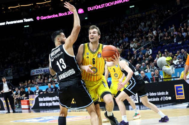 DEU, easyCredit BBL, ALBA vs. Hamburg, 17.02.2026, Uber-Arena, Berlin, DEU, easyCredit BBL, ALBA vs. Hamburg, im Bild MALTE DELOW (ALBA Berlin 6), Martin Breunig (Hamburg Towers 13)