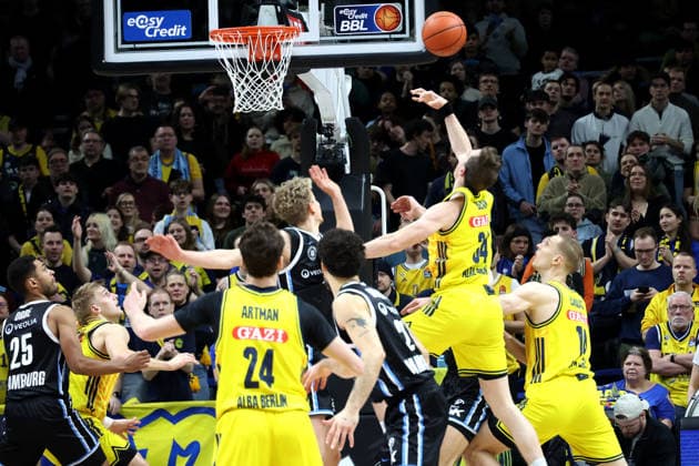 DEU, easyCredit BBL, ALBA vs. Hamburg, 17.02.2026, Uber-Arena, Berlin, DEU, easyCredit BBL, ALBA vs. Hamburg, im Bild Justin Bean (ALBA Berlin 34)., N. Artmann (ALBA Berlin 24), Martynas Echodas (ALBA Berlin 14), Jared Grey (Hamburg Towers 8), Kenneth Ogbe (Hamburg Towers 25), Devon Daniels (Hamburg Towers 21)