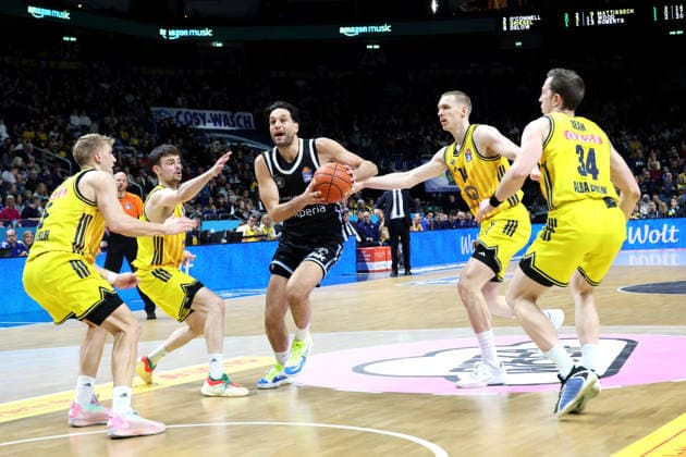 DEU, easyCredit BBL, ALBA vs. Hamburg, 17.02.2026, Uber-Arena, Berlin, DEU, easyCredit BBL, ALBA vs. Hamburg, im Bild Sam Griesel (ALBA Berlin 5), a9 , Martynas Echodas (ALBA Berlin 14), Justin Bean (ALBA Berlin 34), Benedikt Turudic (Hamburg Towers 44)
