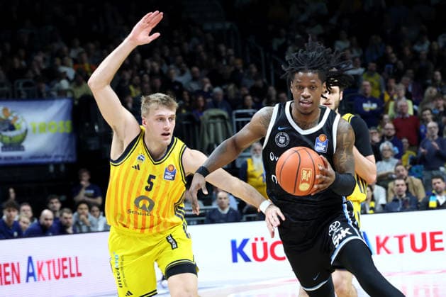 DEU, easyCredit BBL, ALBA vs. Hamburg, 17.02.2026, Uber-Arena, Berlin, DEU, easyCredit BBL, ALBA vs. Hamburg, im Bild Sam Griesel (ALBA Berlin 5), Leonard Thorpe Jr.(Hamburg Towers 2)