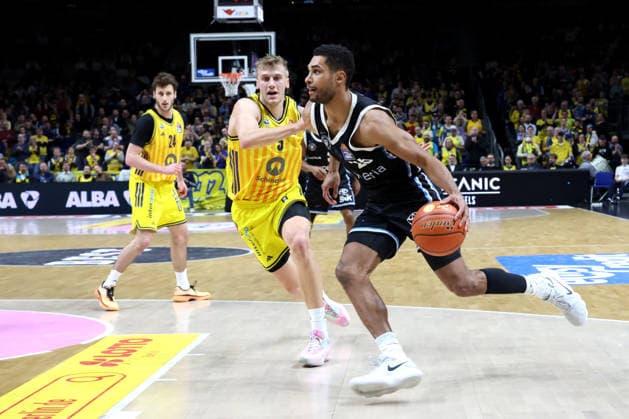 DEU, easyCredit BBL, ALBA vs. Hamburg, 17.02.2026, Uber-Arena, Berlin, DEU, easyCredit BBL, ALBA vs. Hamburg, im Bild Alex OÕConnell (ALBA Berlin 3), Kenneth Ogbe (Hamburg Towers 25)