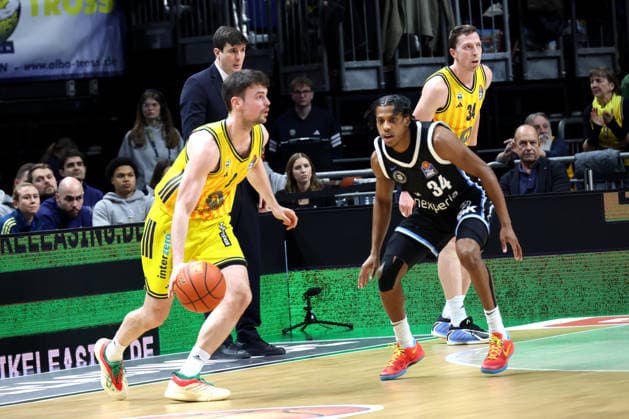 DEU, easyCredit BBL, ALBA vs. Hamburg, 17.02.2026, Uber-Arena, Berlin, DEU, easyCredit BBL, ALBA vs. Hamburg, im Bild JONAS MATTISSECK (ALBA Berlin 9), CHEFTRAINER Pedro Calles (ALBA Berlin), Ross Williams (Hamburg Towers 34)