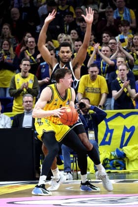 DEU, easyCredit BBL, ALBA vs. Hamburg, 17.02.2026, Uber-Arena, Berlin, DEU, easyCredit BBL, ALBA vs. Hamburg, im Bild Alex OÕConnell (ALBA Berlin 3), Kenneth Ogbe (Hamburg Towers 25)