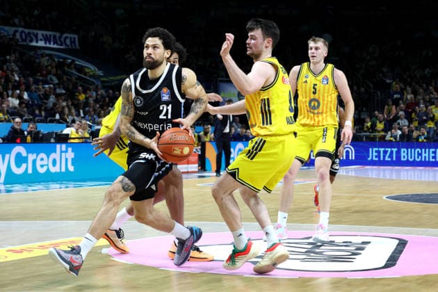 DEU, easyCredit BBL, ALBA vs. Hamburg, 17.02.2026, Uber-Arena, Berlin, DEU, easyCredit BBL, ALBA vs. Hamburg, im Bild JONAS MATTISSECK (ALBA Berlin 9), Sam Griesel (ALBA Berlin 5), Devon Daniels (Hamburg Towers 21)