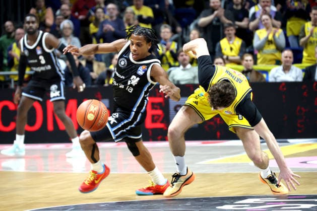 DEU, easyCredit BBL, ALBA vs. Hamburg, 17.02.2026, Uber-Arena, Berlin, DEU, easyCredit BBL, ALBA vs. Hamburg, im Bild N. Artmann (ALBA Berlin 24), Ross Williams (Hamburg Towers 34)