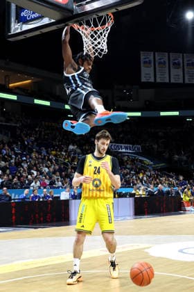 DEU, easyCredit BBL, ALBA vs. Hamburg, 17.02.2026, Uber-Arena, Berlin, DEU, easyCredit BBL, ALBA vs. Hamburg, im Bild N. Artmann (ALBA Berlin 24), Ross Williams (Hamburg Towers 34), Dunking