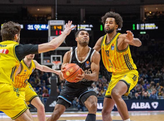 Basketball, Herren, Saison 2025 2026, easyCredit BBL (21. Spieltag), Alba Berlin - Hamburg Towers, v.l. Guy Artman Nahmias (Alba), Kenneth Ogbe (Hamburg), Norris Agbakoko (Alba), 17.02.2026, Copyright: xSebastianxRäppold MatthiasxKochx