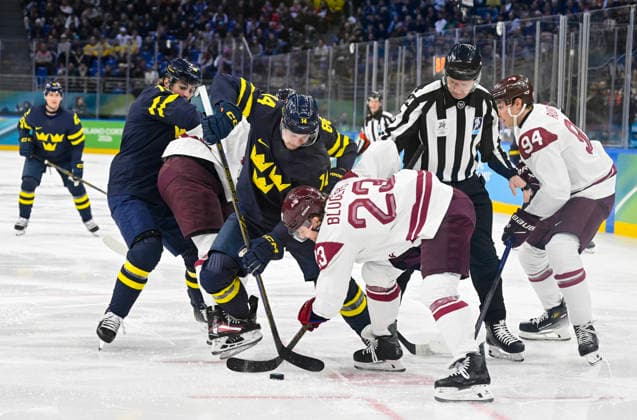 MILANO, ITALIEN 20260217 Sveriges Joel Eriksson Ek tekar mot Lettlands Teodors Blugers under herrarnas attondelsfinal i ishockey mellan Sverige och Lettland i Santagiulia Arena under OS i Milano. *** Bilden ingar i SPORTPAKET. För övriga BETALBILD *** MILANO ITALIEN x10070x *** MILANO, ITALY 20260217 Swedens Joel Eriksson Ek teks against Latvias Teodors Blugers during the mens ice hockey round of 16 match between Sweden and Latvia at Santagiulia Arena during the Milan Olympics Picture in SPORT PACKAGE For others PAY PICTURE MILANO ITALY x10070x  Copyright: xJessicaxGow TTx OS 2026 ISHOCKEY SVERIGE-LETTLAND ATTONDELSFINAL