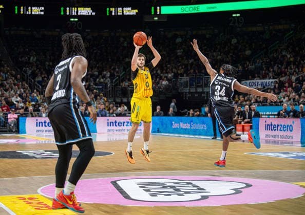 Basketball, Herren, Saison 2025 2026, easyCredit BBL (21. Spieltag), Alba Berlin - Hamburg Towers, v.l. Leonard Thorpe Jr. (Hamburg), Guy Artman Nahmias (Alba), Ross Williams (Hamburg), 17.02.2026, Copyright: xSebastianxRäppold MatthiasxKochx
