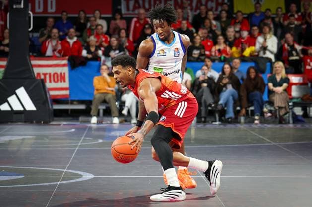 Xavier Rathan-Mayes 4 (FC Bayern Muenchen Basketball) in Aktion gegen Isaiah Swope 1 (Skyliners Frankfurt), FC Bayern Muenchen Basketball vs. Skyliners Frankfurt, easycredit-BBL, BBL, Basketball, Maenner, Saison 2025 2025, Regulaere Saison, 21. Spieltag, 17.02.2026 Muenchen Bayern Deutschland