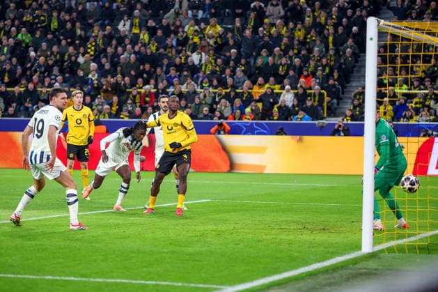 17.02.2026, Fußball, UEFA Champions League, Borussia Dortmund - Atalanta Bergamo, BVB Stadion, Play-Offs Hinspiel, Saison 2025 2026: Torschuss Treffer Kopfballtor Kopfball Tor zum 1:0 durch Torschütze Serhou Guirassy (BVB 09) Regulations prohibit any use of photographs as image sequences and or quasi-video. Nordrhein-Westfalen Deutschland