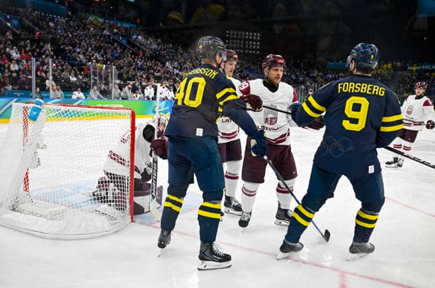 MILANO, ITALIEN 20260217 Lettlands Ralfs Freibergs mot Sveriges Elias Pettersson och Filip Forsberg under herrarnas attondelsfinal i ishockey mellan Sverige och Lettland i Santagiulia Arena under OS i Milano. *** Bilden ingar i SPORTPAKET. För övriga BETALBILD *** MILANO ITALIEN x10070x *** MILANO, ITALY 20260217 Latvias Ralfs Freibergs against Swedens Elias Pettersson and Filip Forsberg during the mens round of 16 ice hockey match between Sweden and Latvia in Santagiulia Arena during the Milan Olympics Picture in SPORTPAKET For others PAYPICTURE MILANO ITALY x10070x  Copyright: xJessicaxGow TTx OS 2026 ISHOCKEY SVERIGE-LETTLAND ATTONDELSFINAL