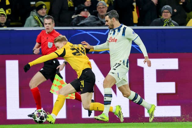 Daniel Svensson (Borussia Dortmund) und Davide Zappacosta (Atalanta BC) kaempfen um den Ball, UEFA Champions League 2025 26 League Knockout Play-off First Leg, Borussia Dortmund v Atalanta BC, BVB Stadion Dortmund am 17. February 2026 in Dortmund, Germany. (Foto von Marco Steinbrenner DeFodi Images) Daniel Svensson (Borussia Dortmund) und Davide Zappacosta (Atalanta BC) battle for the ball, UEFA Champions League 2025 26 League Knockout Play-off First Leg, Borussia Dortmund v Atalanta BC, BVB Stadion Dortmund, February 17, 2026 in Dortmund, Germany. (Photo by Marco Steinbrenner DeFodi Images) -