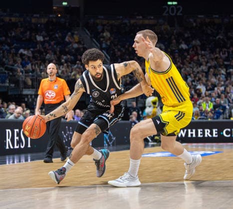 Basketball, Herren, Saison 2025 2026, easyCredit BBL (21. Spieltag), Alba Berlin - Hamburg Towers, v.l. Devon Daniels IV (Hamburg), Martynas Echodas (Alba), 17.02.2026, Copyright: xSebastianxRäppold MatthiasxKochx
