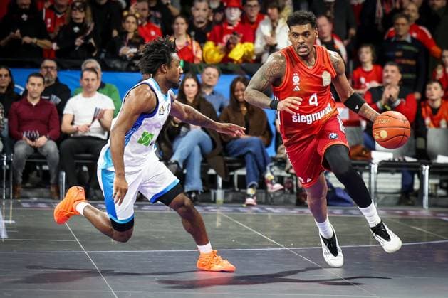 Xavier Rathan-Mayes 4 (FC Bayern Muenchen Basketball) in Aktion gegen Isaiah Swope 1 (Skyliners Frankfurt), FC Bayern Muenchen Basketball vs. Skyliners Frankfurt, easycredit-BBL, BBL, Basketball, Maenner, Saison 2025 2025, Regulaere Saison, 21. Spieltag, 17.02.2026 Muenchen Bayern Deutschland