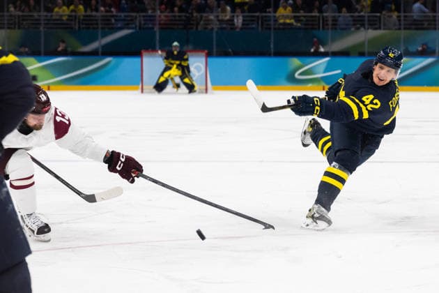 260217 Gustav Forsling of Sweden in the men s Ice hockey, Eishockey qualification playoffs game between Sweden and Latvia during day 11 of the 2026 Winter Olympics on February 17, 2026 in Milan. Photo: Carl Sandin BILDBYRAN kod CS CS0885 ishockey ice hockey Olympic Games, Olympische Spiele, Olympia, OS olympics winter olympics os ol olympiska spel vinter-os olympiske leker milano cortina 2026 milan cortina 2026 milano cortina 2026 olympic games milano cortina 2026 winter olympic games milano cortina-os milano cortina-ol vinter-ol 11 bbeng sverige sweden latvia lettland *** 260217 Gustav Forsling of Sweden in the men s ice hockey qualification playoffs game between Sweden and Latvia during day 11 of the 2026 Winter Olympics on February 17, 2026 in Milan Photo Carl Sandin BILDBYRAN kod CS CS0885 ishockey ice hockey olympic games olympics winter olympics os ol olympiska spel vinter os olympiske leker milano cortina 2026 milan cortina 2026 milano cortina 2026 olympic games milano cortina 2026 winter olympic games milano cortina os milano cortina ol vinter ol 11 bbeng sverige sweden latvia lettland  Copyright: CARLxSANDIN BB260217CS046