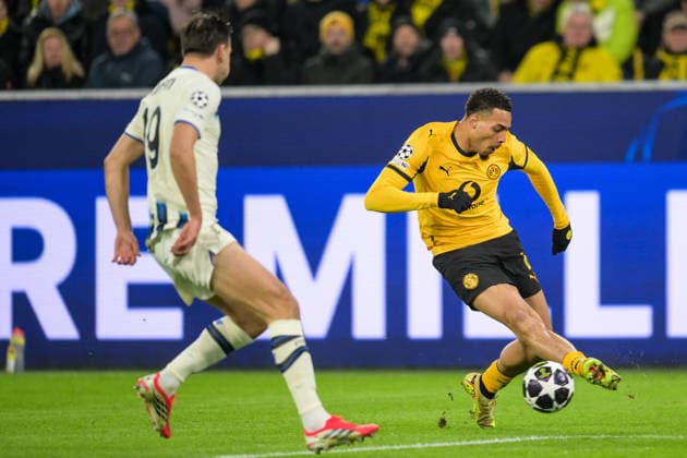 Fußball, Championsleague, 20260217, BV Borussia Dortmund - Atalanta Bergamo. Im Bild v.l. Berat DJIMSITI (Bergamo, 19), Felix NMECHA (Dortmund, 8). Dortmund Signal Iduna Park Nordrhein-Westfalen Deutschland Copyright: Passion2Press MarkusxFischerx