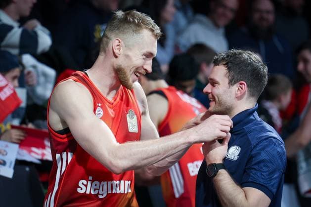 Niels Giffey 5 (FC Bayern Muenchen Basketball) freut sich ueber den Heimsieg, FC Bayern Muenchen Basketball vs. Skyliners Frankfurt, easycredit-BBL, BBL, Basketball, Maenner, Saison 2025 2025, Regulaere Saison, 21. Spieltag, 17.02.2026 Muenchen Bayern Deutschland
