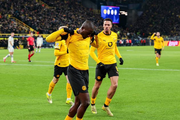 17.02.2026, Fussball, Saison 2025 2026, UEFA Champions League, Play-Offs, Round 1, Borussia Dortmund - Atalanta Bergamo, Serhou Guirassy (Borussia Dortmund) bejubelt das Tor zum 1:0 und zeigt eine Botschaft unter seinem Trikot, Dortmund Signal Iduna Park NRW Deutschland xRHR-FOTO DEx Copyright: DennisxEwert RHR-FOTOx RHR-FOTO DE