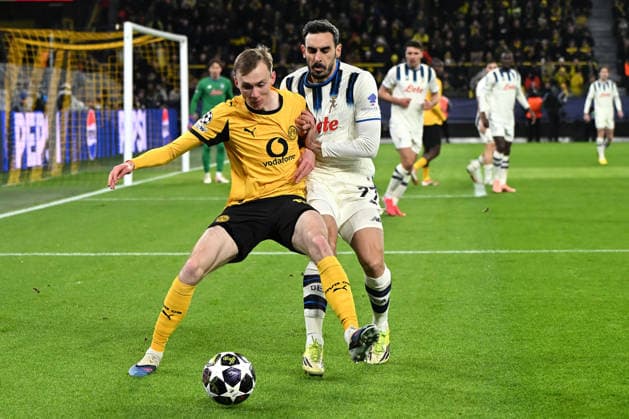 Maximilian Beier (Borussia Dortmund) und Davide Zappacosta (Atalanta Bergamo) im Zweikampf waehrend des Spiels der UEFA Champions League 2025 26, Play-offs, Hinspiel zwischen Borussia Dortmund und Atalanta Bergamo, BVB Stadion am 17. February 2026 in Dortmund, Deutschland. (Foto von Ralf Treese DeFodi Images) +++ Maximilian Beier (Borussia Dortmund) und Davide Zappacosta (Atalanta Bergamo) battle for the ball during the UEFA Champions League 2025 26 League Knockout Play-off First Leg match between Borussia Dortmund and Atalanta BC at BVB Stadion Dortmund on February 17, 2026 in Dortmund, Germany. (Photo by Ralf Treese DeFodi Images) -