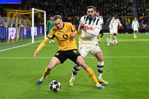 Maximilian Beier (Borussia Dortmund) und Davide Zappacosta (Atalanta Bergamo) im Zweikampf waehrend des Spiels der UEFA Champions League 2025 26, Play-offs, Hinspiel zwischen Borussia Dortmund und Atalanta Bergamo, BVB Stadion am 17. February 2026 in Dortmund, Deutschland. (Foto von Ralf Treese DeFodi Images) +++ Maximilian Beier (Borussia Dortmund) und Davide Zappacosta (Atalanta Bergamo) battle for the ball during the UEFA Champions League 2025 26 League Knockout Play-off First Leg match between Borussia Dortmund and Atalanta BC at BVB Stadion Dortmund on February 17, 2026 in Dortmund, Germany. (Photo by Ralf Treese DeFodi Images) -
