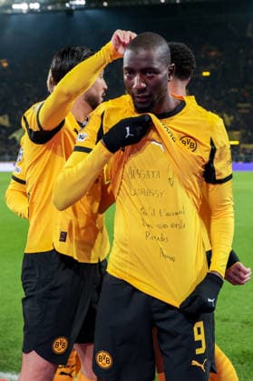 17.02.2026, Fussball, Saison 2025 2026, UEFA Champions League, Play-Offs, Round 1, Borussia Dortmund - Atalanta Bergamo, Serhou Guirassy (Borussia Dortmund) bejubelt das Tor zum 1:0 und zeigt eine Botschaft unter seinem Trikot, Dortmund Signal Iduna Park NRW Deutschland xRHR-FOTO DEx Copyright: DennisxEwert RHR-FOTOx RHR-FOTO DE