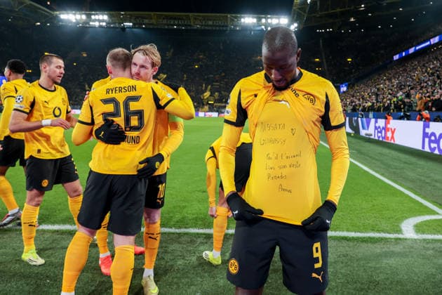 17.02.2026, Fussball, Saison 2025 2026, UEFA Champions League, Play-Offs, Round 1, Borussia Dortmund - Atalanta Bergamo, Serhou Guirassy (Borussia Dortmund) bejubelt das Tor zum 1:0 und zeigt eine Botschaft unter seinem Trikot, Dortmund Signal Iduna Park NRW Deutschland xRHR-FOTO DEx Copyright: DennisxEwert RHR-FOTOx RHR-FOTO DE