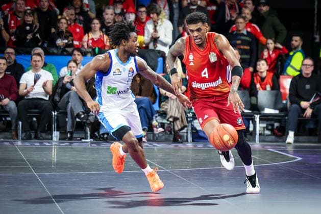 Xavier Rathan-Mayes 4 (FC Bayern Muenchen Basketball) in Aktion gegen Isaiah Swope 1 (Skyliners Frankfurt), FC Bayern Muenchen Basketball vs. Skyliners Frankfurt, easycredit-BBL, BBL, Basketball, Maenner, Saison 2025 2025, Regulaere Saison, 21. Spieltag, 17.02.2026 Muenchen Bayern Deutschland