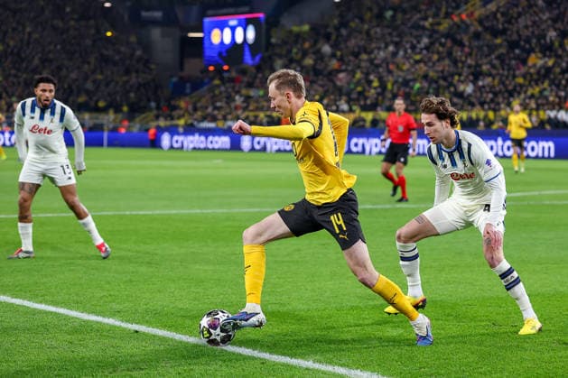 17.02.2026, Fußball, UEFA Champions League, Borussia Dortmund - Atalanta Bergamo, BVB Stadion, Play-Offs Hinspiel, Saison 2025 2026: Maximilian Beier (BVB 14) im Zweikampf gegen Lorenzo Bernasconi (Atalanta Bergamo 47) Regulations prohibit any use of photographs as image sequences and or quasi-video. Nordrhein-Westfalen Deutschland