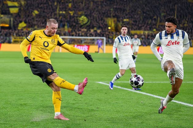 17.02.2026, Fußball, UEFA Champions League, Borussia Dortmund - Atalanta Bergamo, BVB Stadion, Play-Offs Hinspiel, Saison 2025 2026: Julian Ryerson (BVB 26) Spielt eine Flanke in den Strafraum zu Serhou Guirassy (BVB 09) Regulations prohibit any use of photographs as image sequences and or quasi-video. Nordrhein-Westfalen Deutschland