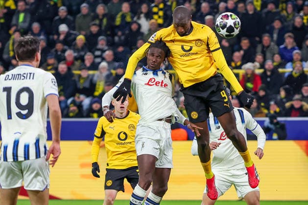 17.02.2026, Fußball, UEFA Champions League, Borussia Dortmund - Atalanta Bergamo, BVB Stadion, Play-Offs Hinspiel, Saison 2025 2026: Torschuss Treffer Kopfballtor Kopfball Tor zum 1:0 durch Torschütze Serhou Guirassy (BVB 09) Regulations prohibit any use of photographs as image sequences and or quasi-video. Nordrhein-Westfalen Deutschland
