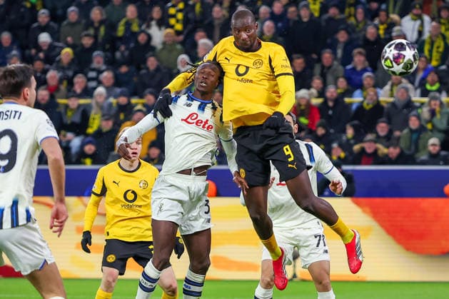 17.02.2026, Fußball, UEFA Champions League, Borussia Dortmund - Atalanta Bergamo, BVB Stadion, Play-Offs Hinspiel, Saison 2025 2026: Torschuss Treffer Kopfballtor Kopfball Tor zum 1:0 durch Torschütze Serhou Guirassy (BVB 09) Regulations prohibit any use of photographs as image sequences and or quasi-video. Nordrhein-Westfalen Deutschland