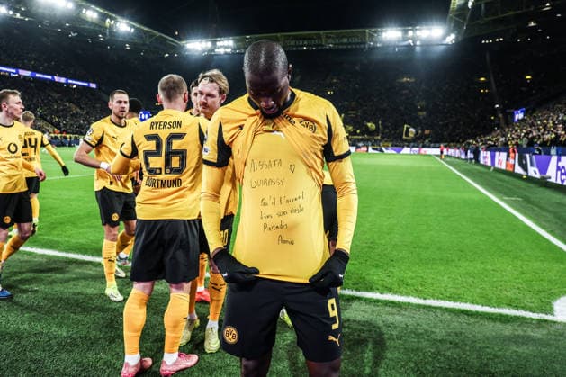 Fussball, UEFA Champions League Saison 2025 2026 PlayOffs Hinspiel Borussia Dortmund - Atalanta Bergamo 17.02.2026, SIGNAL IDUNA PARK Torjubel Borussia Dortmund nach dem Tor zum 1-0 durch Serhou Guirassy (Borussia Dortmund, 9) der Torschütze freut sich mit einer Botschaft auf seinen Unterzieh T Shirt Dortmund SIGNAL IDUNA PARK Nordrhein-Westfalen Deutschland