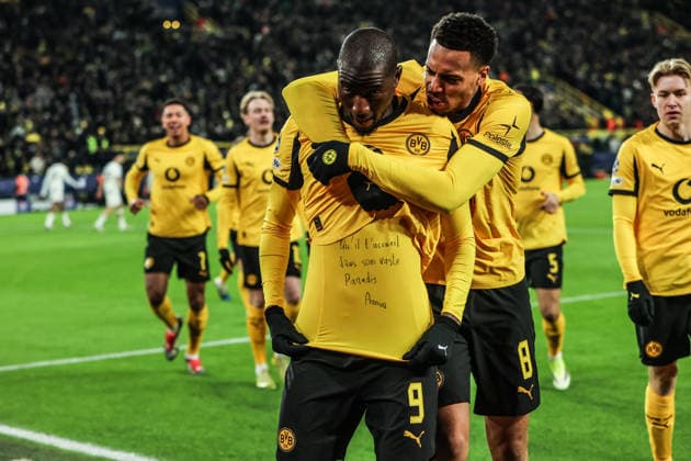 Fussball, UEFA Champions League Saison 2025 2026 PlayOffs Hinspiel Borussia Dortmund - Atalanta Bergamo 17.02.2026, SIGNAL IDUNA PARK Torjubel Borussia Dortmund nach dem Tor zum 1-0 durch Serhou Guirassy (Borussia Dortmund, 9) der Torschütze freut sich mit einer Botschaft auf seinen Unterzieh T Shirt Dortmund SIGNAL IDUNA PARK Nordrhein-Westfalen Deutschland