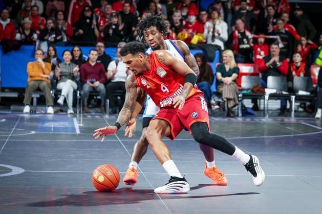 Xavier Rathan-Mayes 4 (FC Bayern Muenchen Basketball) in Aktion gegen Isaiah Swope 1 (Skyliners Frankfurt), FC Bayern Muenchen Basketball vs. Skyliners Frankfurt, easycredit-BBL, BBL, Basketball, Maenner, Saison 2025 2025, Regulaere Saison, 21. Spieltag, 17.02.2026 Muenchen Bayern Deutschland