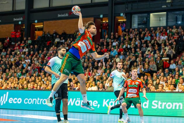 Thomas Solstad (TSV Hannover-Burgdorf, Nr. 44) (L-R), TSV Hannover-Burgdorf (orange) against RK Nexe (mint) (1. Matchday of the Main Round EHF European League 2025 2026) (17.02.2026, Swiss Life Hall (Hannover, GER), Copyright: xJanxGuentherx xTSVxHannover-Burgdorfx