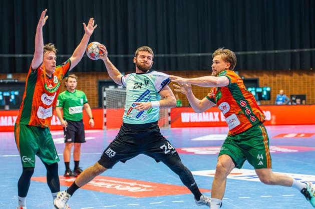 Leif Tissier (TSV Hannover-Burgdorf, Nr. 7) Tin KuÅ¾e (RK Nexe, Nr. 24) Thomas Solstad (TSV Hannover-Burgdorf, Nr. 44) (L-R), TSV Hannover-Burgdorf (orange) against RK Nexe (mint) (1. Matchday of the Main Round EHF European League 2025 2026) (17.02.2026, Swiss Life Hall (Hannover, GER), Copyright: xJanxGuentherx xTSVxHannover-Burgdorfx