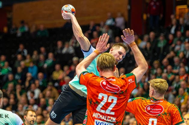 Tin Lucin (RK Nexe, Nr. 41) (L-R), TSV Hannover-Burgdorf (orange) against RK Nexe (mint) (1. Matchday of the Main Round EHF European League 2025 2026) (17.02.2026, Swiss Life Hall (Hannover, GER), Copyright: xJanxGuentherx xTSVxHannover-Burgdorfx