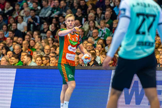 Marian Michalczik (TSV Hannover-Burgdorf, Nr. 22) (L-R), TSV Hannover-Burgdorf (orange) against RK Nexe (mint) (1. Matchday of the Main Round EHF European League 2025 2026) (17.02.2026, Swiss Life Hall (Hannover, GER), Copyright: xJanxGuentherx xTSVxHannover-Burgdorfx