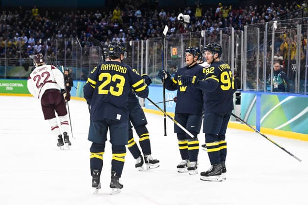 MILANO, ITALIEN 20260217 Sveriges Gabriel Landeskog 92 firar sitt mal, 2-0, med sina lagkamrater Lucas Raymond 23 och Gustav Forsling 42 under herrarnas attondelsfinal i ishockey mellan Sverige och Lettland i Santagiulia Arena under OS i Milano. *** Bilden ingar i SPORTPAKET. För övriga BETALBILD *** MILANO ITALIEN x10070x *** MILANO, ITALY 20260217 Swedens Gabriel Landeskog 92 celebrates his goal, 2 0, with teammates Lucas Raymond 23 and Gustav Forsling 42 during the mens ice hockey round of 16 match between Sweden and Latvia at the Santagiulia Arena during the Milan Olympics Picture in SPORT PACKAGE For others PAY PICTURE MILANO ITALY x10070x  Copyright: xJessicaxGow TTx OS 2026 ISHOCKEY SVERIGE-LETTLAND ATTONDELSFINAL